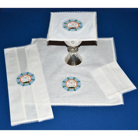 3023 VICTORIOUS LAMB MASS LINEN SET W/LACE EDGING
